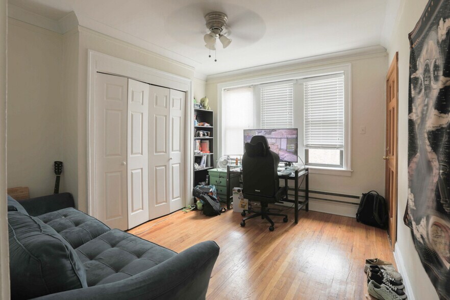 Building Photo - 839 W Newport Ave