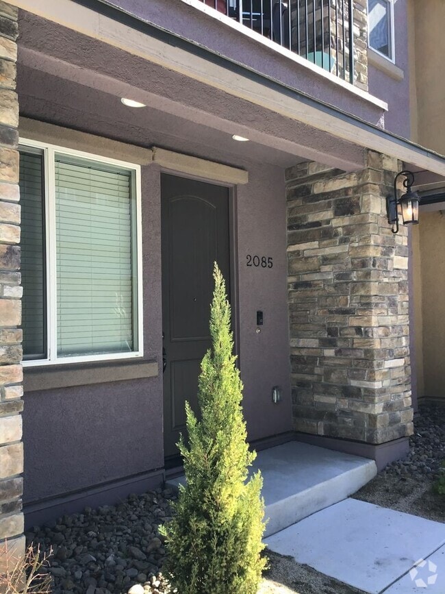 Building Photo - Luxury Living Awaits: Spacious Home with G...