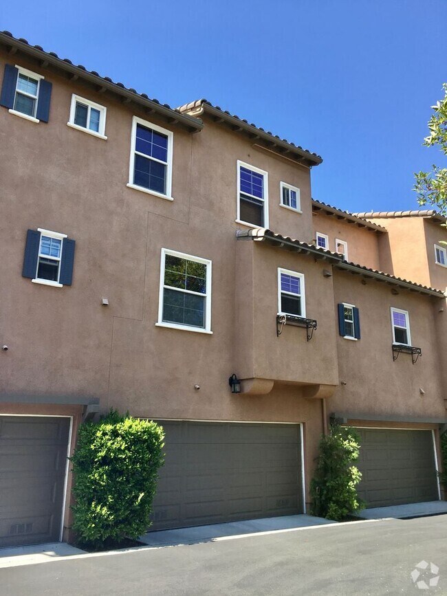 Building Photo - **COMING SOON** 2BD 2.5BA 2CAR Mission Val...