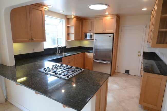 Building Photo - 1060 Ridgeley Dr