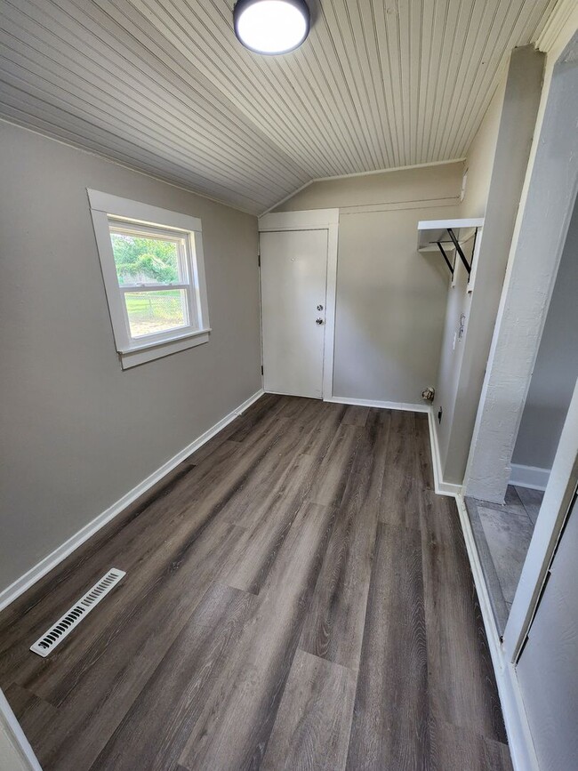 Building Photo - Spacious 5-Bedroom, 2-Bathroom Home AVAILA...