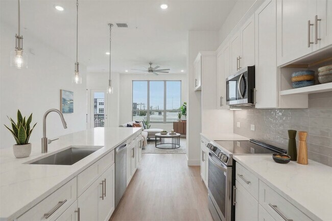 Building Photo - 13351 Goodland St