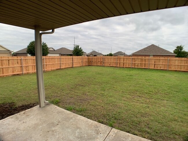 Building Photo - Newer 3 Bedroom off I-240