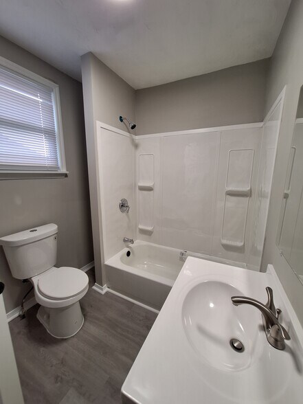 Building Photo - 627 E 2nd Ave