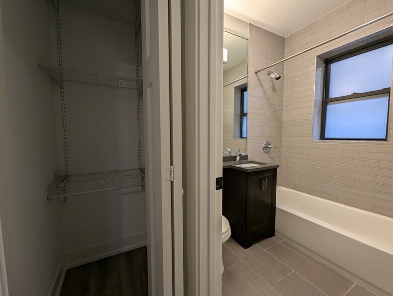 Building Photo - 711 W Brompton Ave