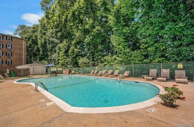 Building Photo - 4 Consulate Dr