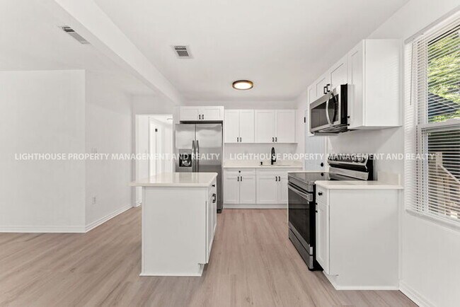 Building Photo - NEWLY RENOVATED 3 BED/1 BATH HOME!