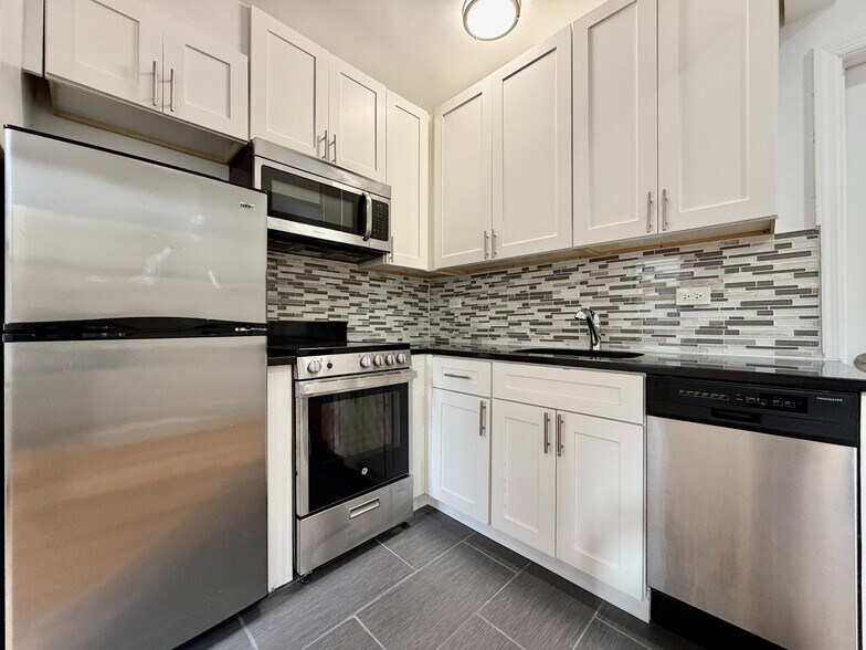 Building Photo - 346 W 52nd St