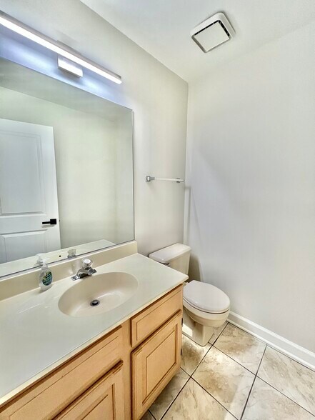 Building Photo - 1232 S Parkside Dr