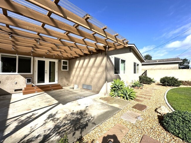 Building Photo - East Clairemont Mesa - Spacious 3 Bedroom / 1.5 Bath Single-Story Home with AC and Garage