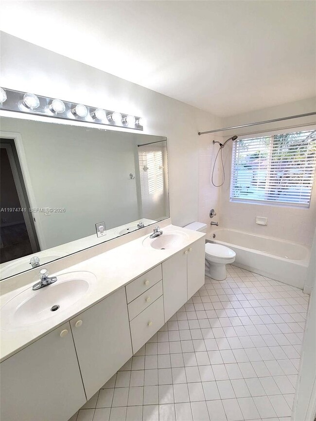 Building Photo - 723 Juniper Ln