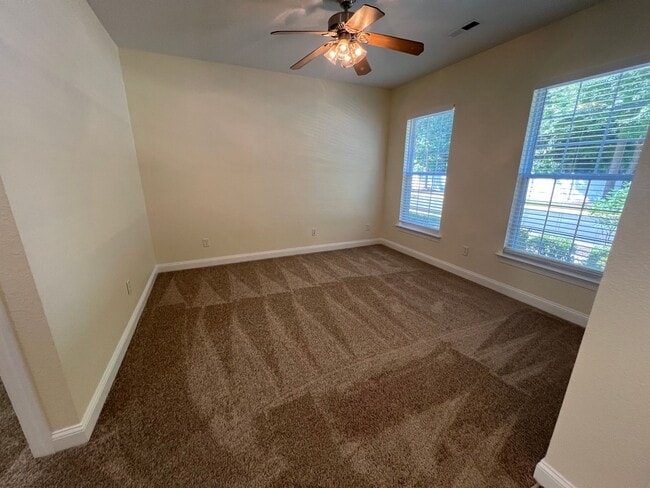 Building Photo - 940 Sugar Oak Dr