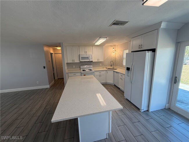 Building Photo - 1315 NE Pine Island Ln