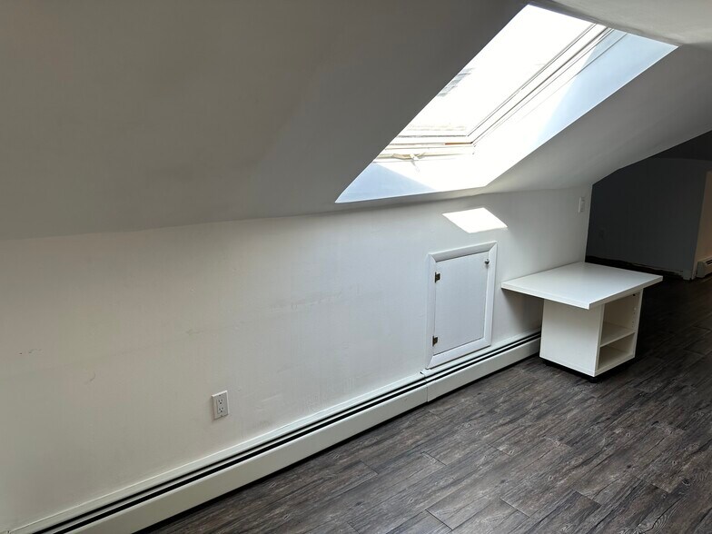 Building Photo - 823 Anderson Ave