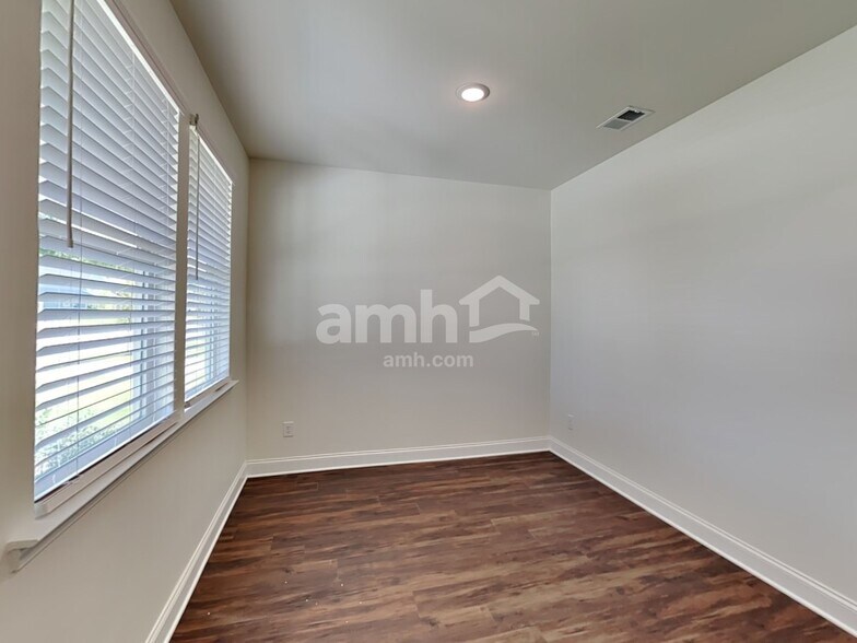 Building Photo - 251 Willow Ln