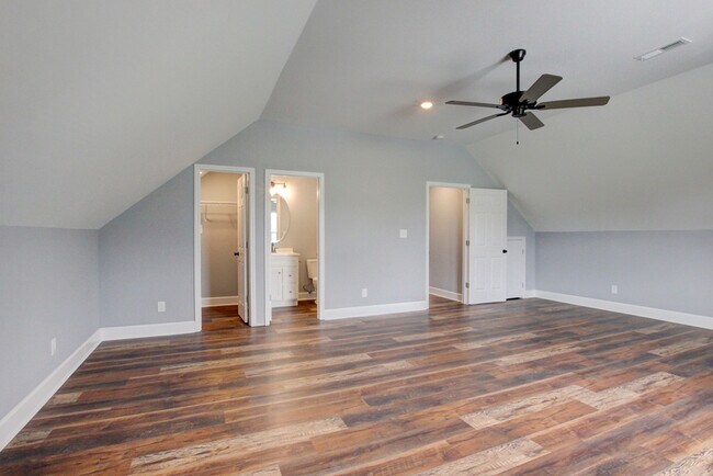 Building Photo - 133 Riverbend Dr