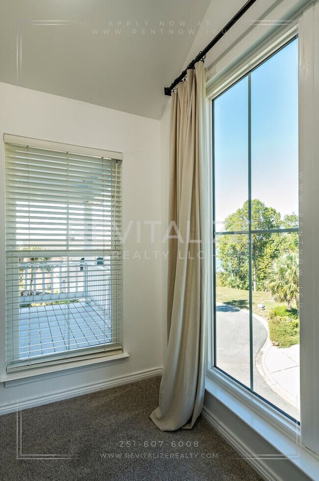 Building Photo - Charming 3-Level Home with Water Access in Daphne, AL