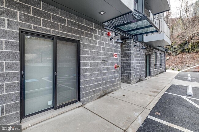 Building Photo - 1952 Bryn Mawr Ave