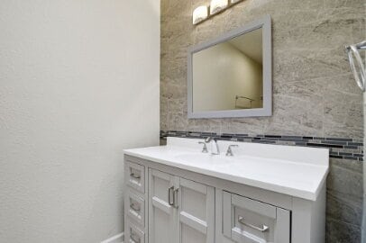 Building Photo - Single story corner home features 3 beds, 2 bathrooms