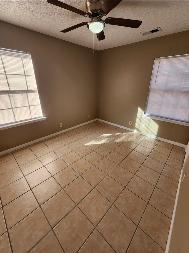 Building Photo - 3 bed 2 bath 2 story townhome, 1 carport