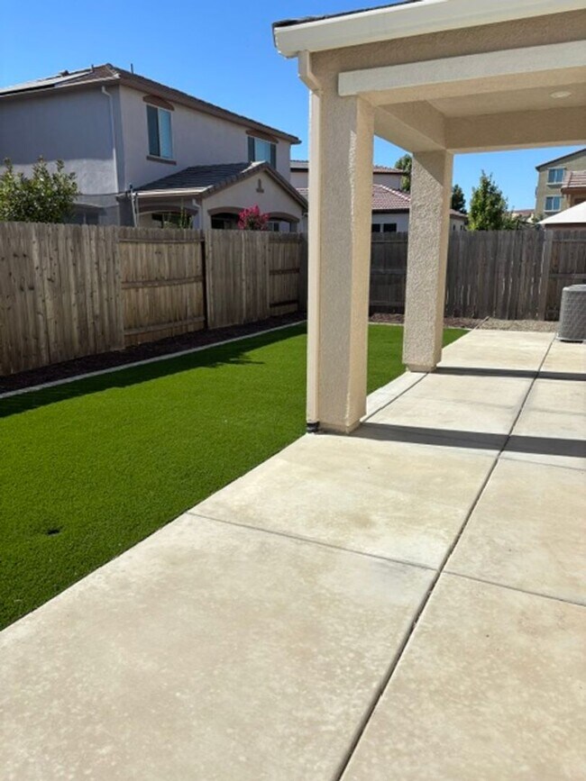 Building Photo - Newer Solar Home Walking Distance to Campus Oaks Shopping Center
