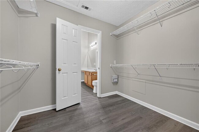 Building Photo - 437 Waterbury Way