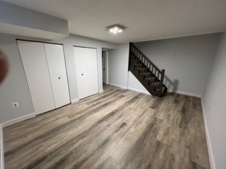 Building Photo - 5867 Edgehill Dr