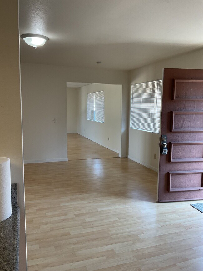 Building Photo - "Discover Coastal Living: Spacious 3-Bed, 2-Bath Townhouse