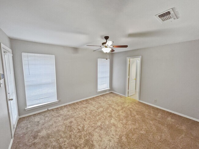 Building Photo - Charming 3 Bed, 2 Bath Home in Prime Fort ...