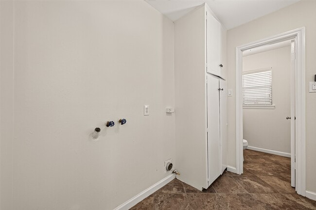 Building Photo - 12411 Pinerock Ln