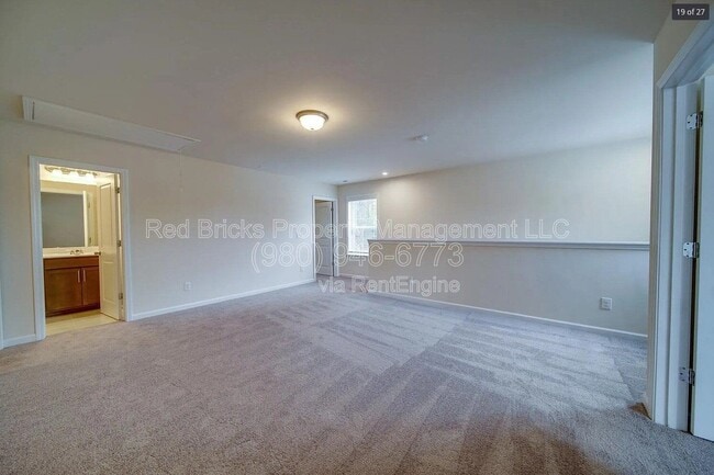 Building Photo - 7015 Thornrose Dr