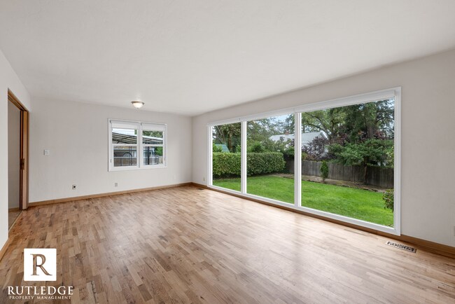 Building Photo - East Medford Charm