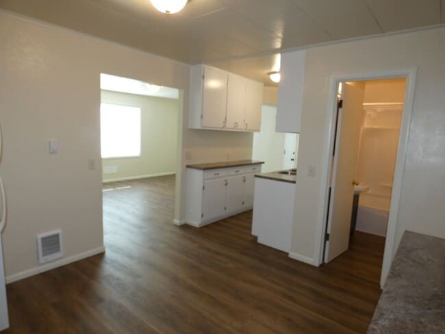 Building Photo - 822 1/2 S C Street **Upstairs Unit **