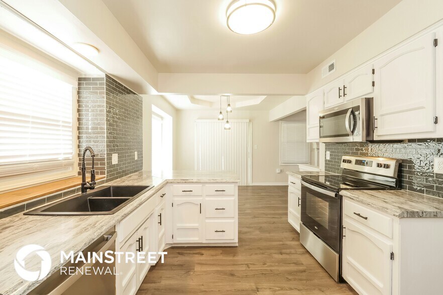 Building Photo - 109 NW Chestnut St