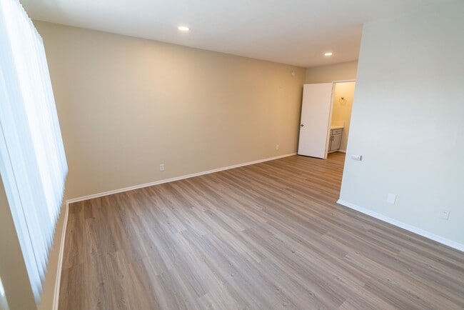 Interior Photo - 4950 Coldwater Canyon