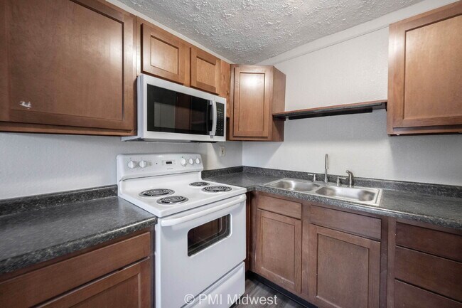 Building Photo - "Cozy 1-Bedroom Haven in Greenfield – Perf...