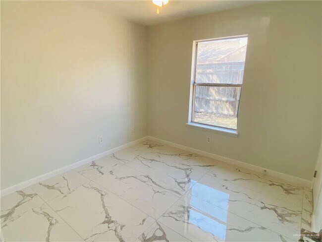 Building Photo - 13 E Laurel St