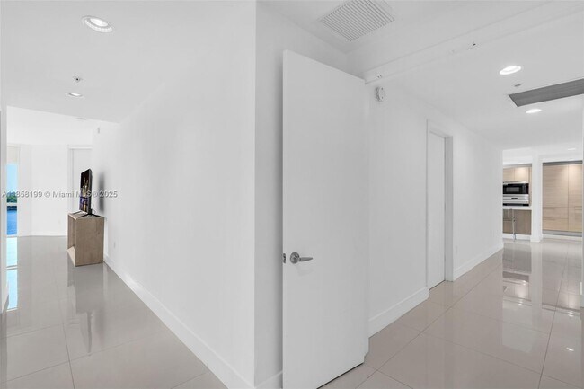 Building Photo - 17111 Biscayne Blvd