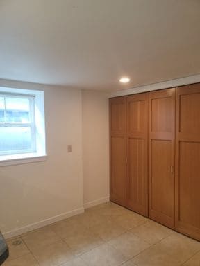 Building Photo - Spacious 2 Bedroom/ 1 bath lower unit in D...