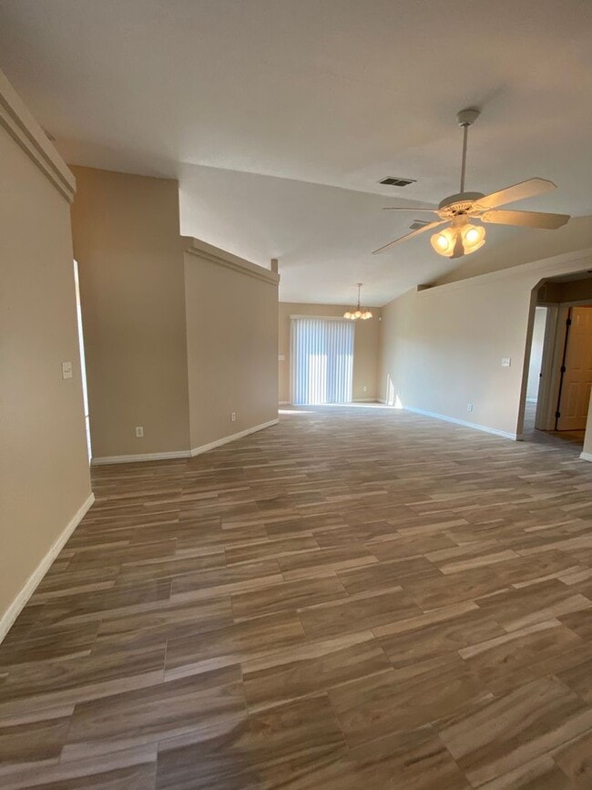 Building Photo - SILVER SPRINGS SHORES 3/2/2 - *WON'T LAST*