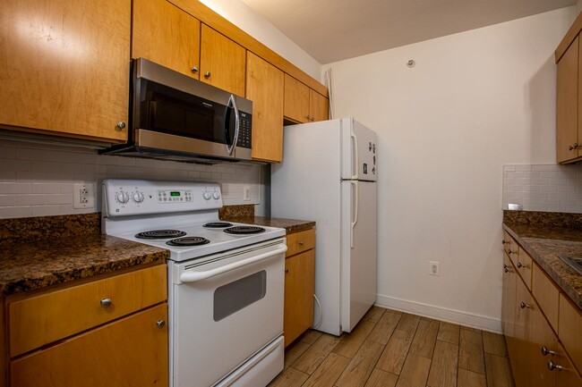 Building Photo - Cozy Studio Condo in Penn Quarter!