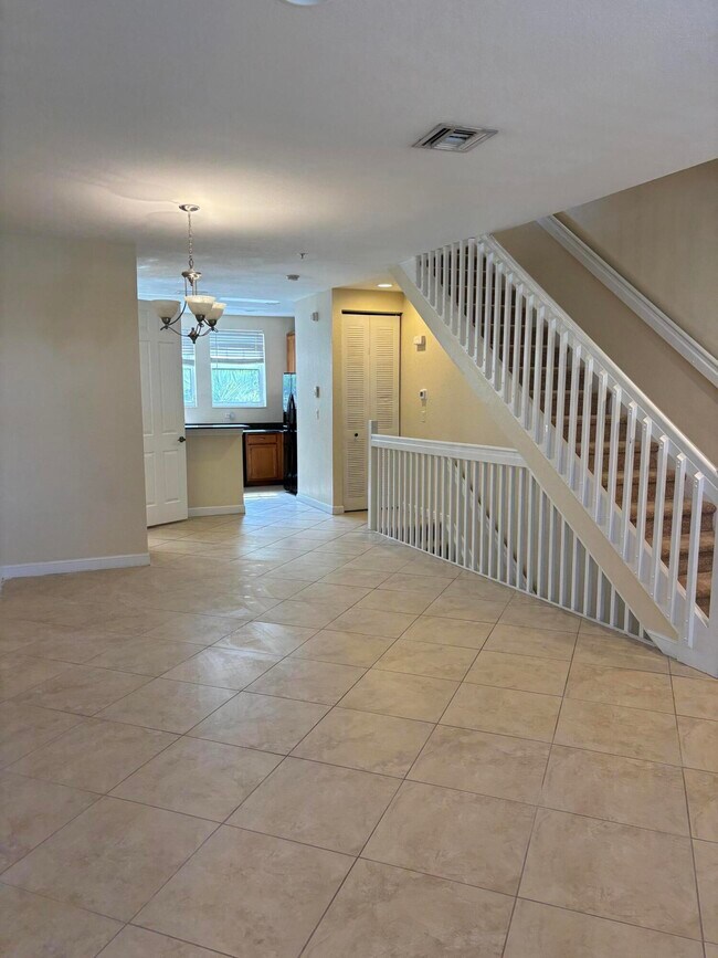 Building Photo - 590 Amador Ln