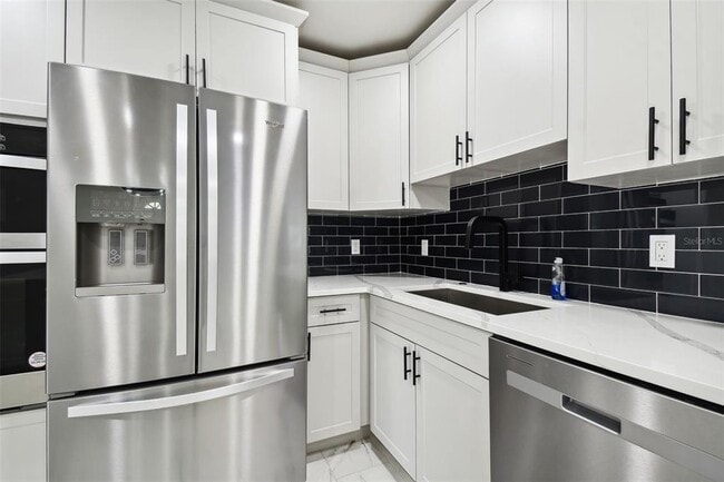 Building Photo - 4910 N Darby Ave