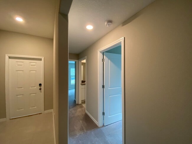 Building Photo - Great SW location 4/2/2 **WON'T LAST**