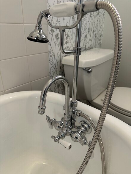 Clawfoot tub - 3808 Flad Ave