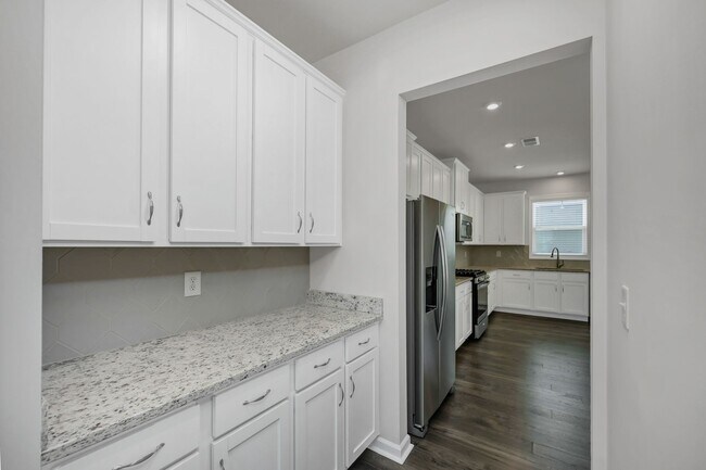 Building Photo - Sophisticated Like-New 4-Bedroom Home with Designer Finishes & Fenced Backyard!