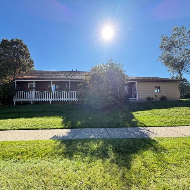 Building Photo - Spacious two Bedroom Quad-Level Home for R...