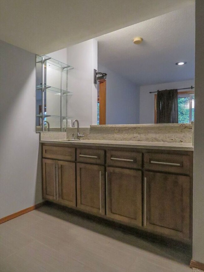 Building Photo - 4 Bedroom Home located in Summer Woods -La...