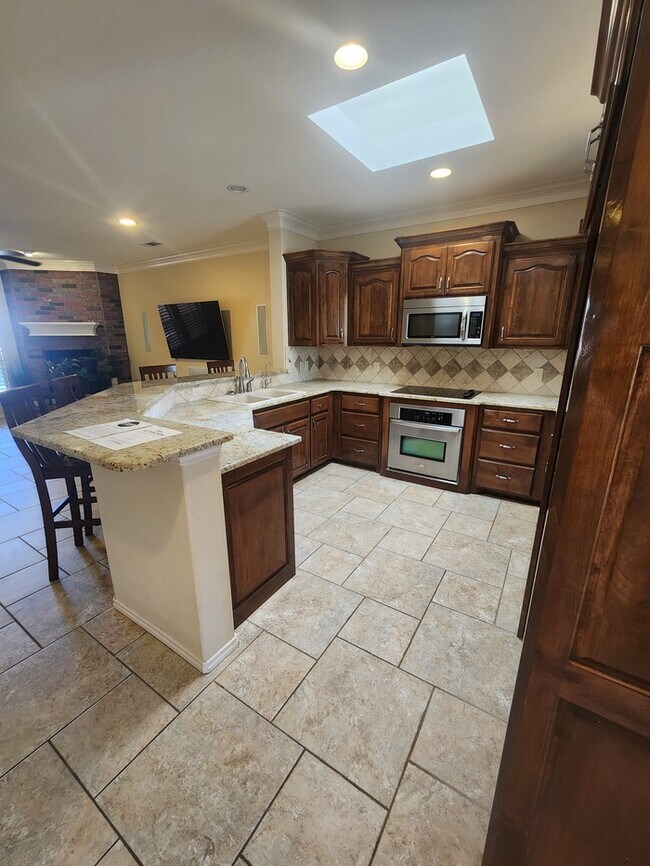 Building Photo - 3 bed 2 bath patio home, 3 car garage!