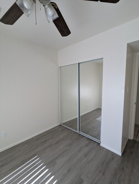 Building Photo - 563 N Santa Anna